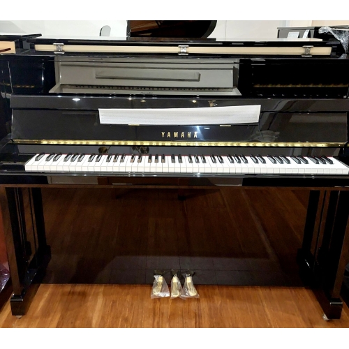 Yamaha B2 Upright Piano in Black Polyester